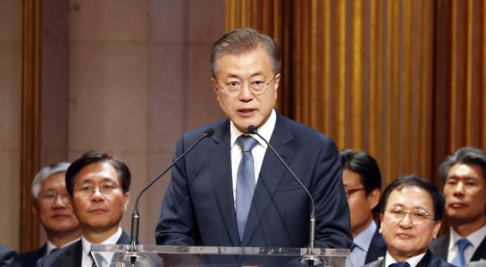 Moon attends ceremonial French reception at Hotel de Ville