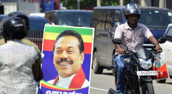 Rajapakse rally gathers as Sri Lanka showdown toughens