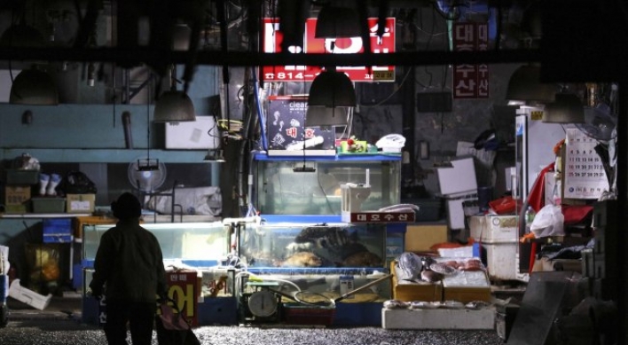 Fishmongers refuse to move out of old market despite power, water cuts
