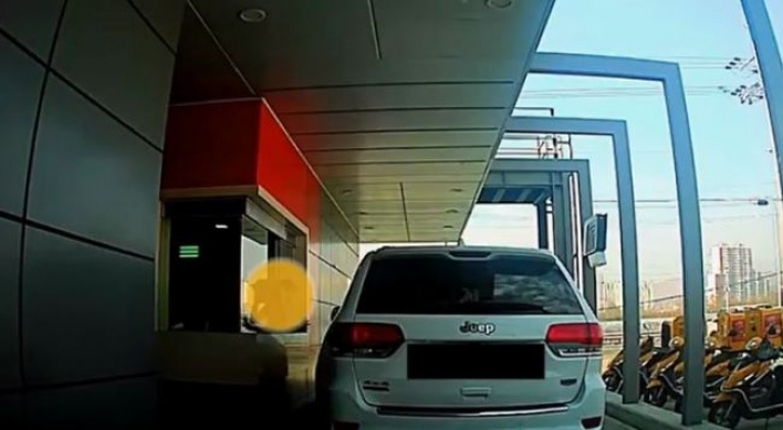 Dashcam footage of man throwing food at drive-thru employee goes viral