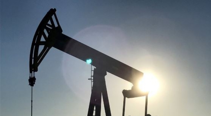 Oil funds lose big on plunging crude prices
