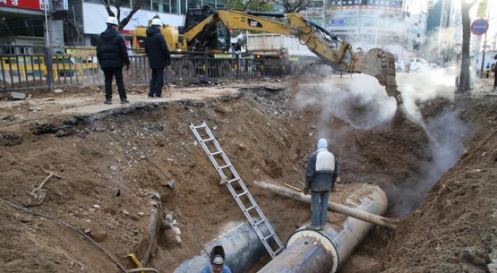 2 workers die after being buried by soil in drainage pipe construction