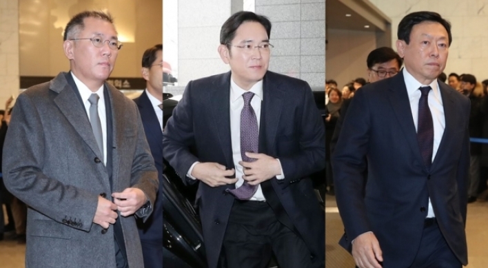 [Photo News] Conglomerate leaders take chartered bus to Blue House to meet with President Moon