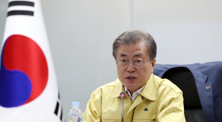 Moon urges all-out efforts to contain damage from Goseong wildfire, ensure public safety