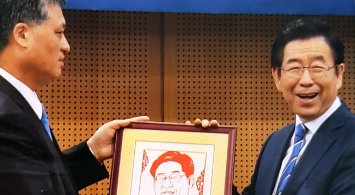 Oops! Chinese officials present Seoul mayor Park with wrong portrait