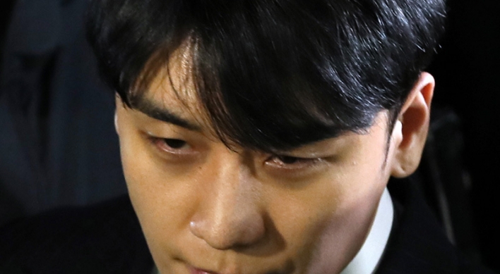 Police probing singer Seungri over alleged embezzlement, pimping