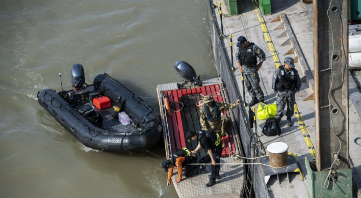 Hungarian authorities to tie last rope around sunken boat to lift it from riverbed