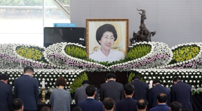 Partisanship pauses for Lee Hee-ho’s funeral
