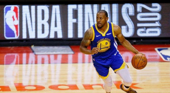 Warriors hang on to stay alive, win Game 5 of NBA finals