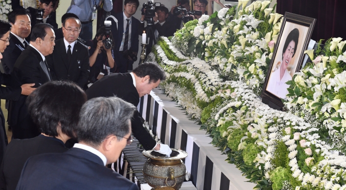 S. Koreans bid farewell to ex-first lady Lee Hee-ho