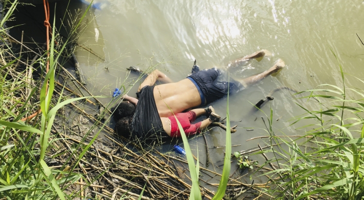 꼭 안고 익사한 아빠와 아기…멕시코 국경비극 담은 사진 '충격'