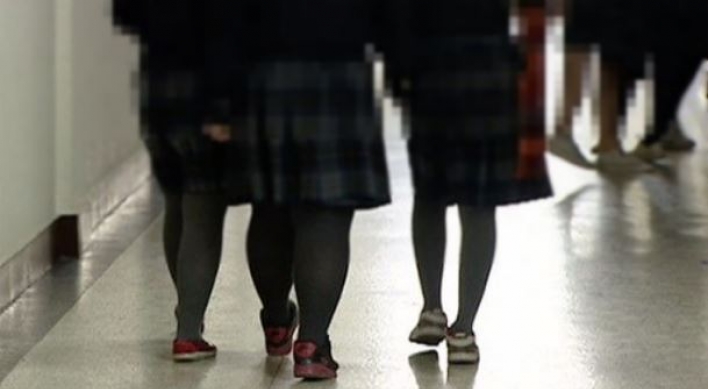 여학생들 모아놓고 치마 길이 점검한 중학교에 인권교육 검토