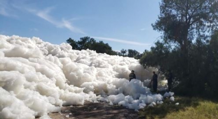 사람 삼킨 거대 비누거품…멕시코인, 오염된 하천에 빠져 숨져