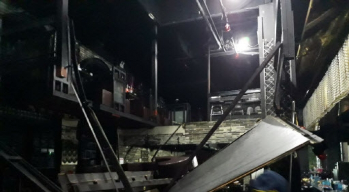 Police accelerate probe into collapse of club balcony in Gwangju