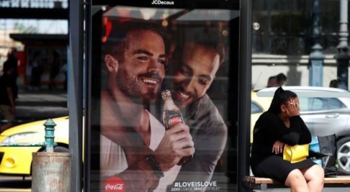 코카콜라 '동성애 우호적' 광고에 헝가리 일각서 불매 움직임
