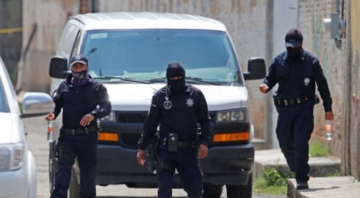 다리에 내걸린 시신들…멕시코 갱 다툼에 살해된 시신 19구 발견