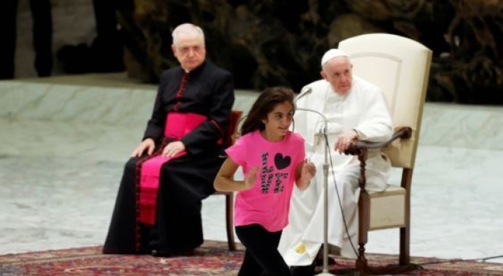 강론 중 단상 올라 활보한 소녀…교황, 웃으며 
