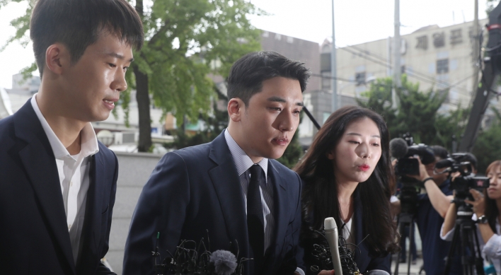 [Newsmaker] K-pop star Seungri questioned over gambling charges