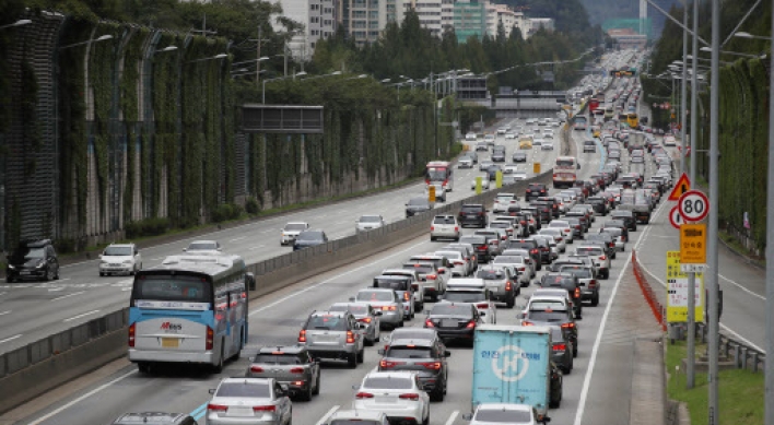 Traffic heavy on expressways on first day of Chuseok holiday