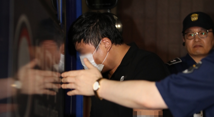 Arrest warrant issued for Cho's relative in fund investment probe
