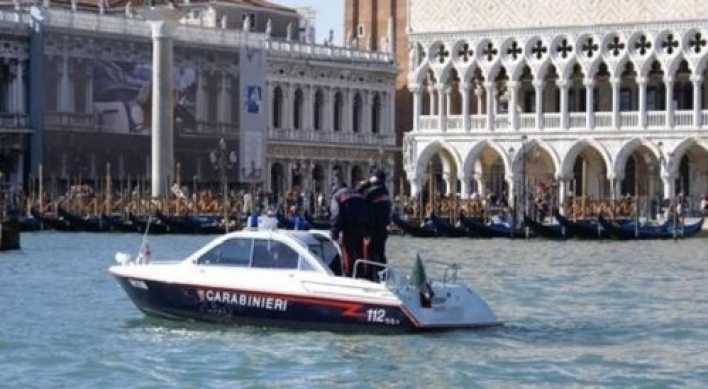伊 베네치아 강물에 나체로 풍덩…체코인에 벌금 400만원