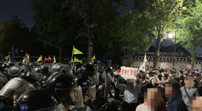 Police block anti-Cho Kuk protesters outside Cheong Wa Dae; 46 arrested