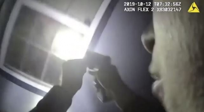 흑인여성, 집에서 게임하다 백인 경찰 총 맞아 숨져