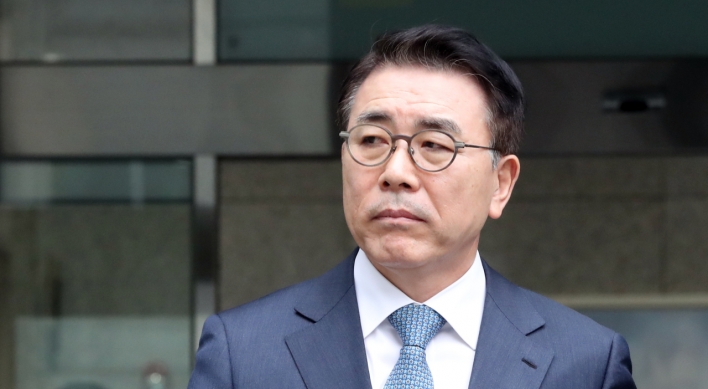 Shinhan chief gets suspended sentence over influence-peddling charges