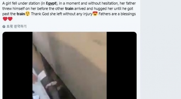 이집트의 '슈퍼맨 아빠'…철로에 떨어진 어린 딸 구해