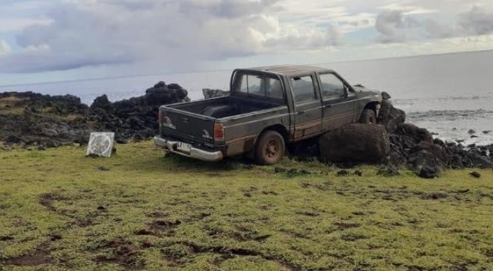 칠레 이스터섬 모아이 석상, 트럭에 들이받혀 '와르르'