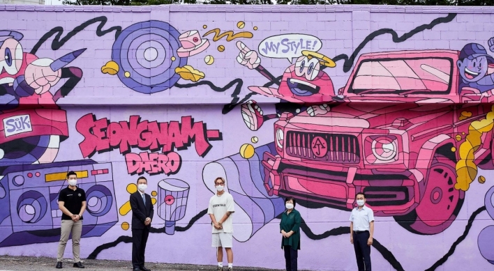 Han Sung Motor paints mural to improve regional environment