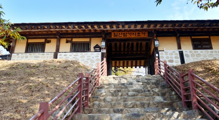 [Eye plus] A visit to Joseon-era cottage in chestnut village