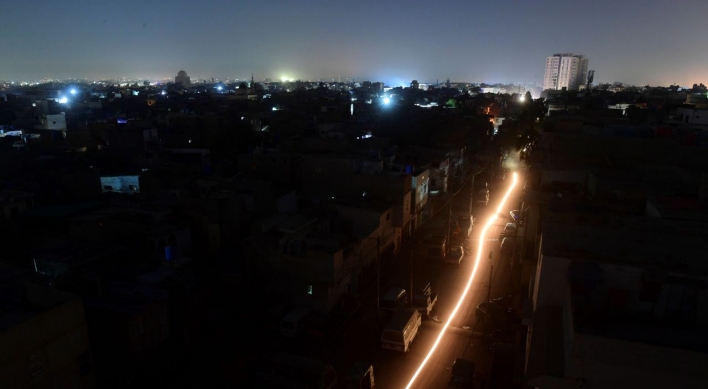 Massive power outage leaves Pakistan in the dark
