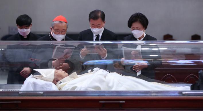 [Newsmaker] Moon pays respect to late cardinal Nicholas Cheong Jin-suk