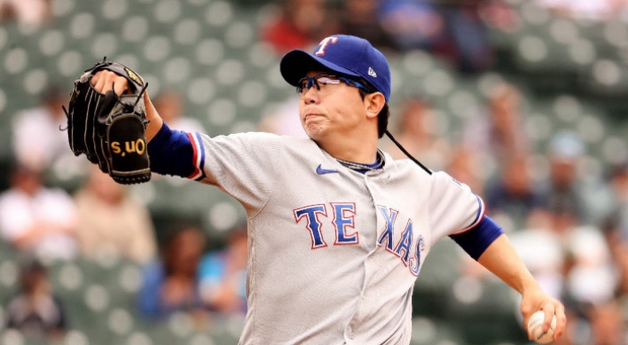 Rangers' Yang Hyeon-jong yanked early in loss to Mariners