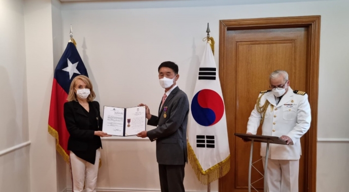 Korean Navy officer decorated by Chile
