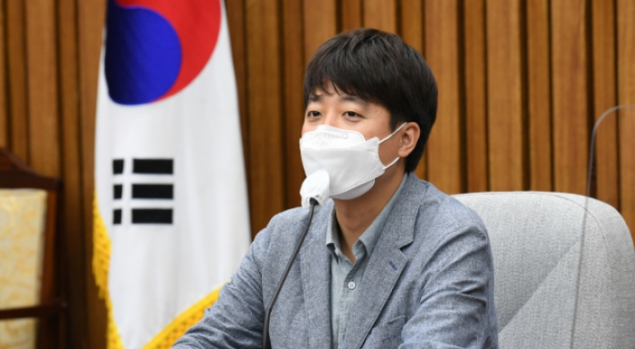 [Newsmaker] Lee Jun-seok says 'salute the rank, not the man'