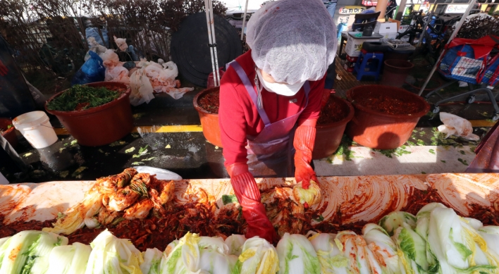 [Photo News] Merchants make kimchi for people in need