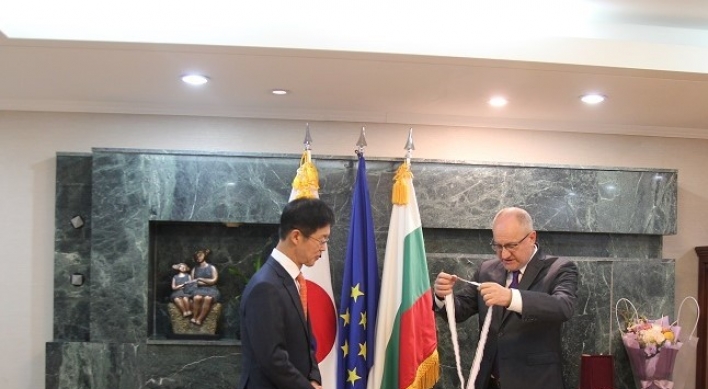 Bulgaria honors ex-Korean ambassador