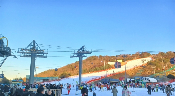 Ski resorts cautiously embrace winter atmosphere