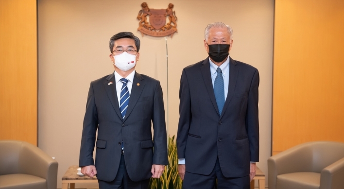 Defense chiefs of S. Korea, Singapore discuss security cooperation