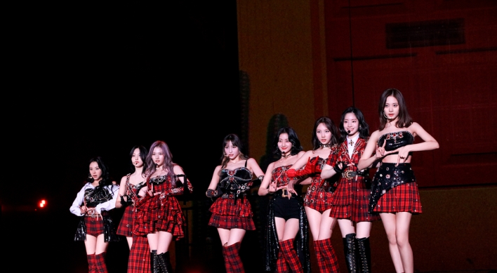 [Herald Review] Twice ends 2021 with first in-person concert in two years