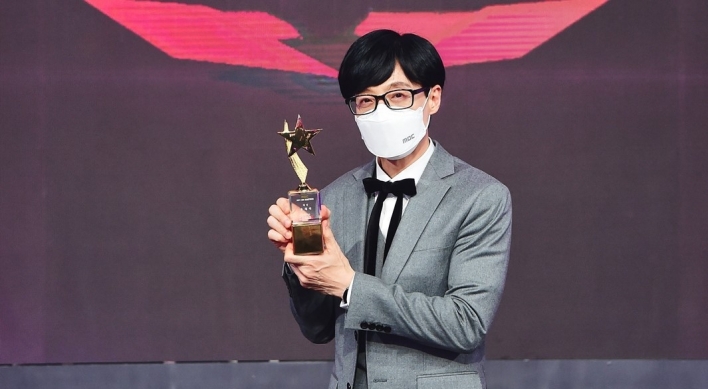 Yoo Jae-suk sweeps 16th grand prize at MBC Entertainment Awards