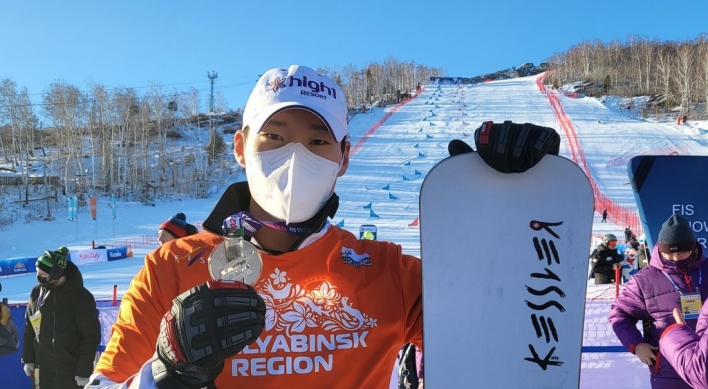 Alpine snowboarder Lee Sang-ho maintains World Cup lead despite missing podium