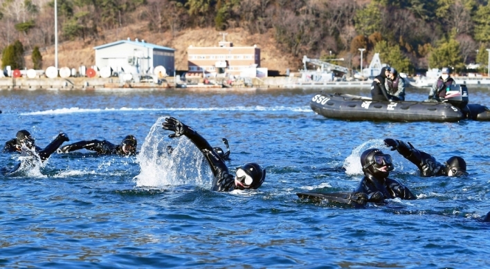 Navy's sea salvage unit conducts annual wintertime training