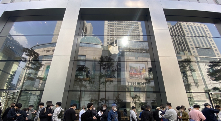 Apple CEO Tim Cook welcomes opening of new store in Myeong-dong