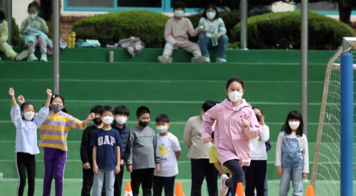 Number of infected students in Seoul drops to 10,000s