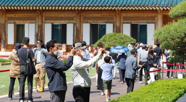 No wedding photos, watermelons, soup: New Cheong Wa Dae visitors’ guidelines