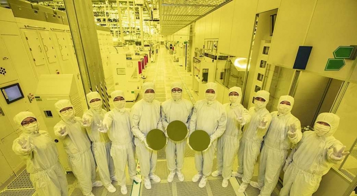 Samsung starts mass production of world’s first 3-nm chips