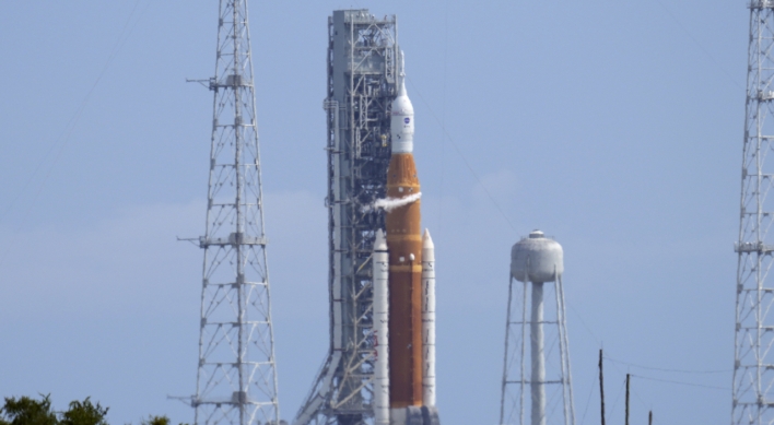 [Newsmaker] Leak ruins NASA moon rocket launch bid; next try weeks away
